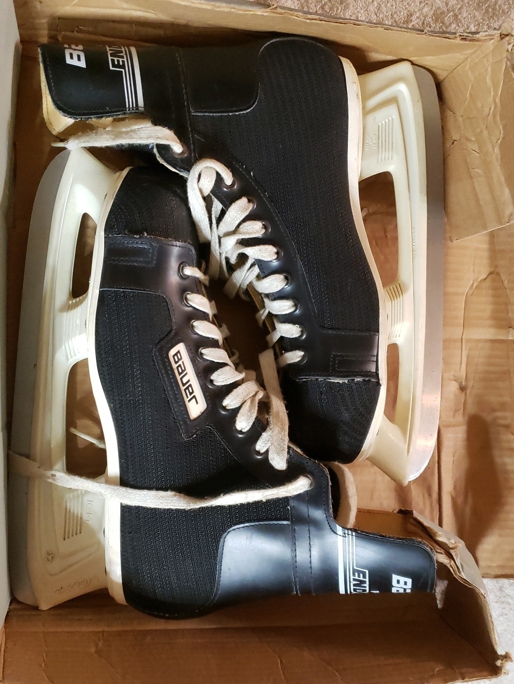 Vintage 1990's Bauer Black and White Men's Ice Skates